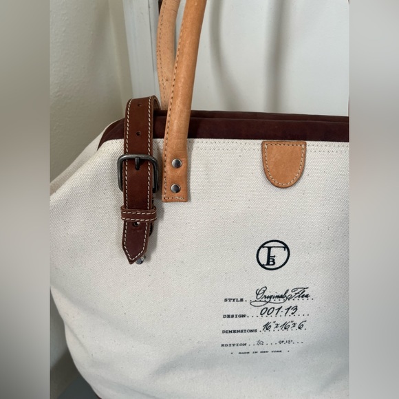 Elegant Canvas and Leather Shoulder Bag - Picture 3 of 10